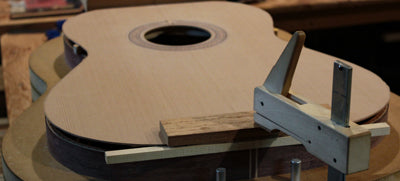 Couronne d’éclisses et fermeture de la caisse.